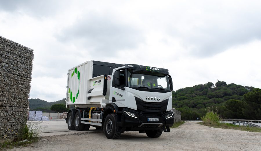 camion-de-reciclaje-saliendo-de-un-recinto-pormar